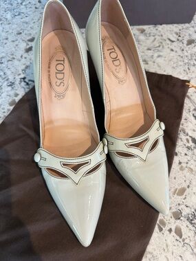 TOD'S Cream Patent Leather Pointed-Toe Pumps with Decorative Strap